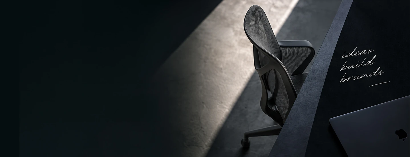 Arbeitsplatz mit Designstuhl, Schreibtisch und Laptop